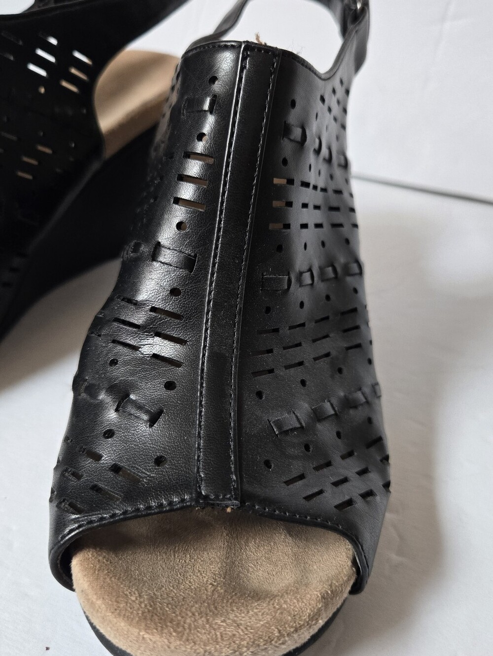 Women’s Black Cut Out Wedge Sandals Ankle strap Size 11 Chinese Laundry - Picture 14 of 17